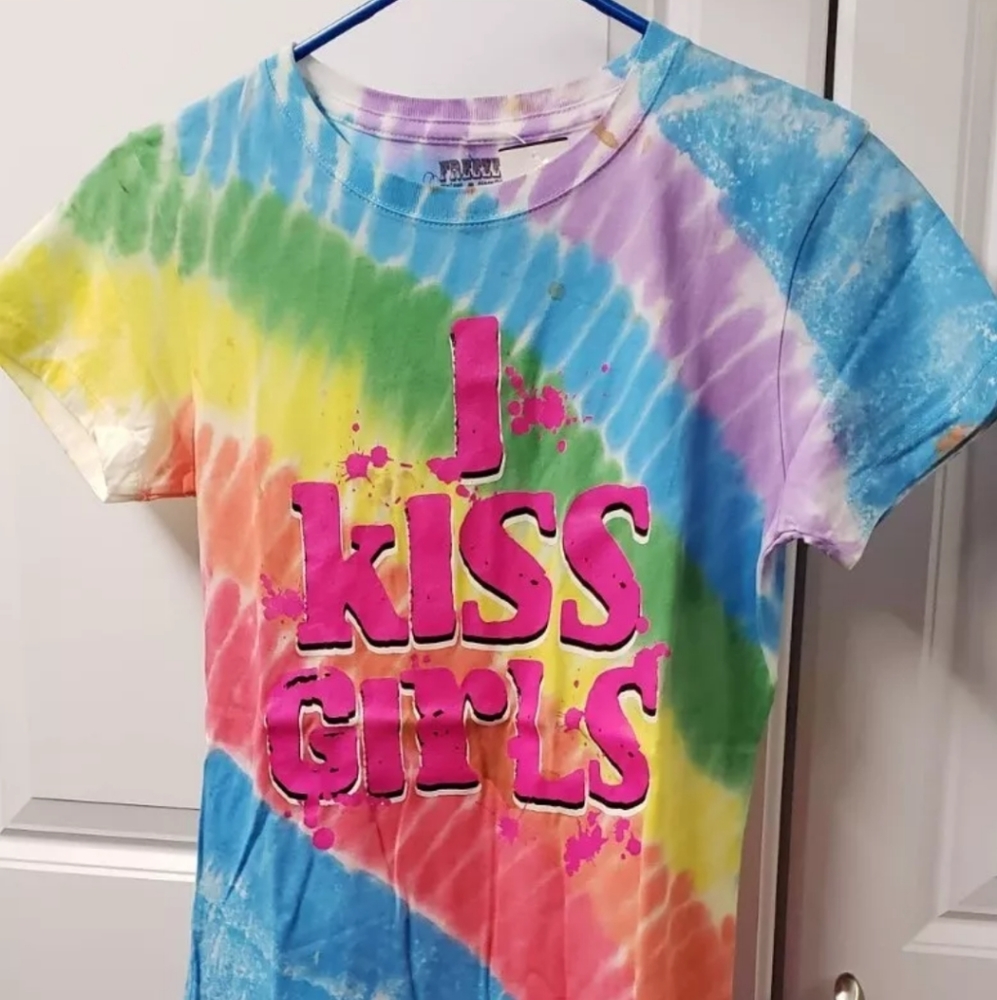I Kiss Girls Women's T-Shirt Size: Large Multi - Color